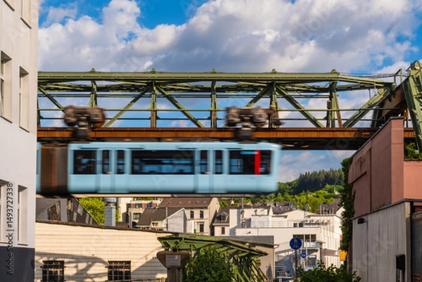 Fototapeta Eine Schwebebahn in einem Industriegebiet in der Nähe der Haltestelle Völklinger Straße in Wuppertal, Deutschland