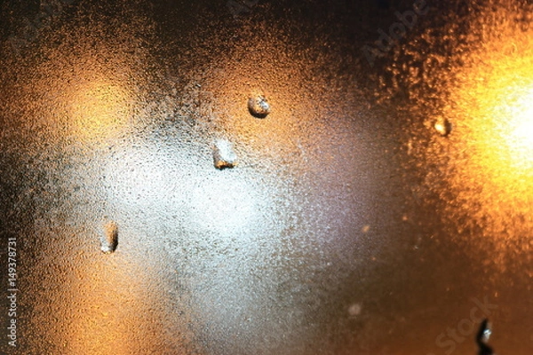 Obraz уличные фонари сфотографированы через запотевшее стекло с каплями дождя