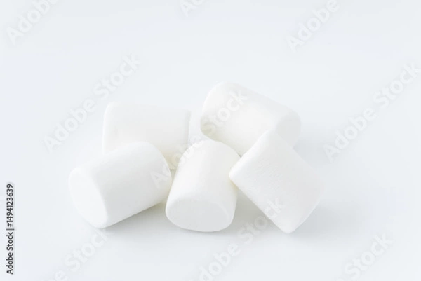 Fototapeta 白背景に白いマシュマロ