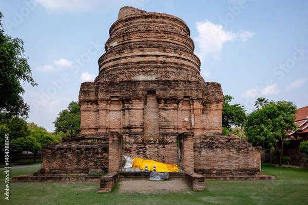 Fototapeta View of a chedi at Wat Yai Chai Mongkhon in the mid afternoon sun at Ayutthaya, Thailand.
