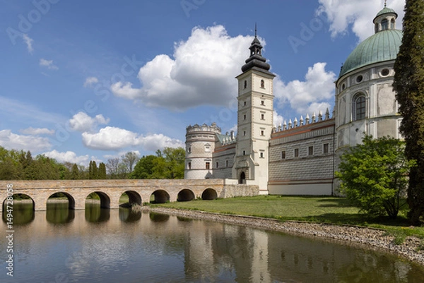 Obraz View of 17th century Krasiczyn Castle and arcaded bridge over pond in castle park, Krasiczyn, Poland