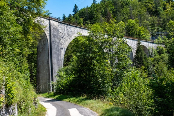 Fototapeta Viaduc passant sur une route