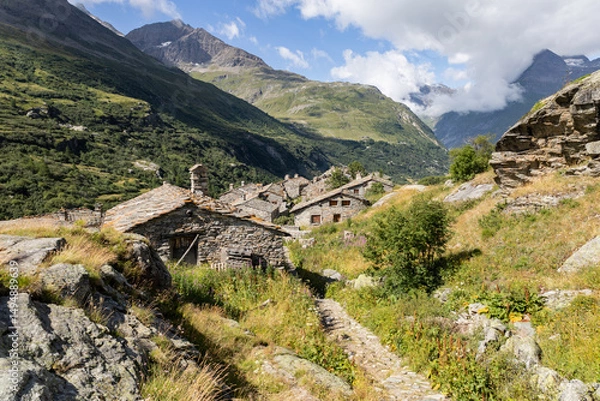 Fototapeta Le hameau de l’Ecot, à Bonneval sur Arc en Savoie dans les Alpes en France représente un trésor de l’authenticité montagnarde préservée, avec ses vieilles pierres et ses toits de lauzes.