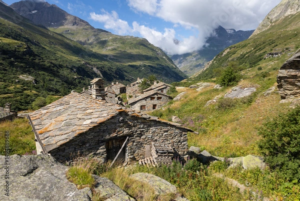 Fototapeta Le hameau de l’Ecot, à Bonneval sur Arc en Savoie dans les Alpes en France représente un trésor de l’authenticité montagnarde préservée, avec ses vieilles pierres et ses toits de lauzes.