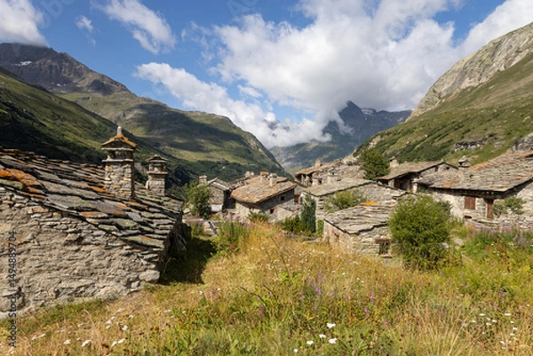 Fototapeta Le hameau de l’Ecot, à Bonneval sur Arc en Savoie dans les Alpes en France représente un trésor de l’authenticité montagnarde préservée, avec ses vieilles pierres et ses toits de lauzes.