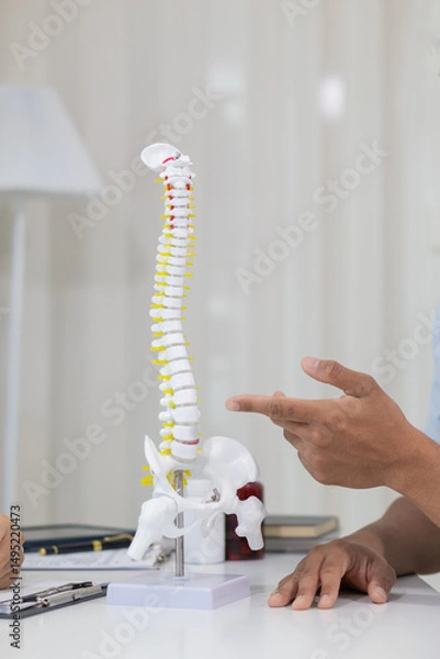 Obraz patient experienced pain in the spine and sought advice from a doctor so that the doctor could diagnose and treat the back pain because the back pain made it impossible for him to live his normal life