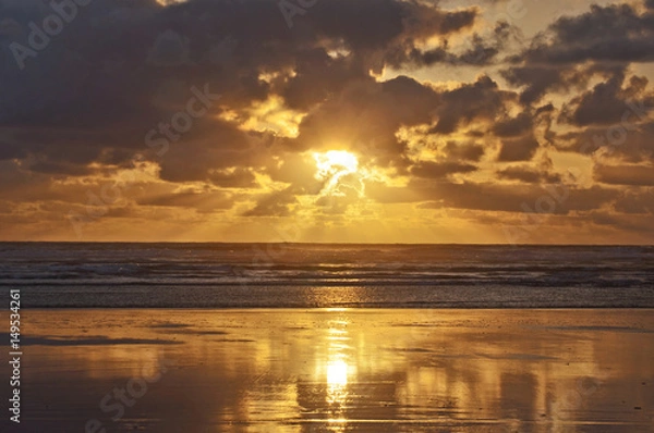 Fototapeta Golden sunset on the pacific ocean coast, USA/Golden sunset with reflection of clouds on beach