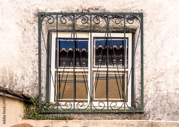 Fototapeta Janelas de Lisboa em prédios antigos e históricos