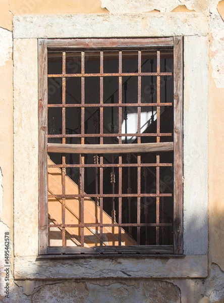 Fototapeta Janelas de Lisboa em prédios antigos e históricos