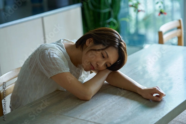 Fototapeta 疲れを感じるミドル世代の女性