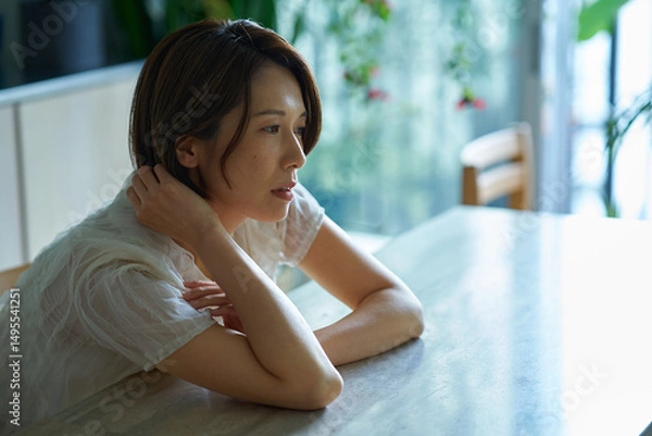 Fototapeta 疲れを感じるミドル世代の女性