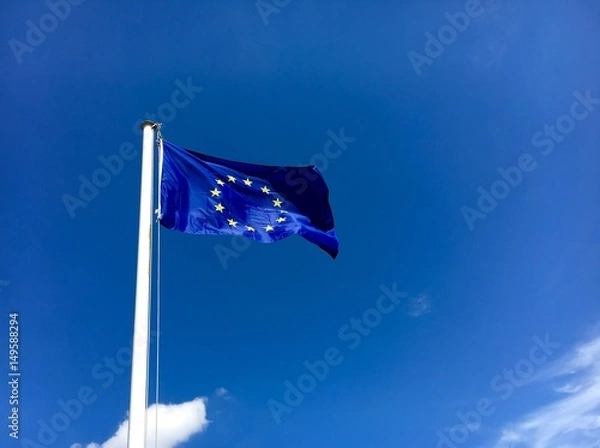 Fototapeta Europaflagge vor blauem Himmel