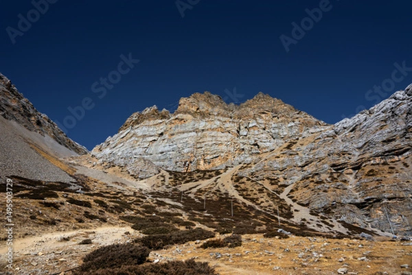 Obraz A cliff with the viewpoint in Thorung high camp and trekking route to it. Himalayan highlands in Nepal in autumn.