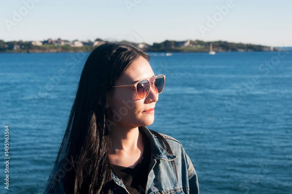 Obraz an attractive woman with narragansett bay background in Rhode island