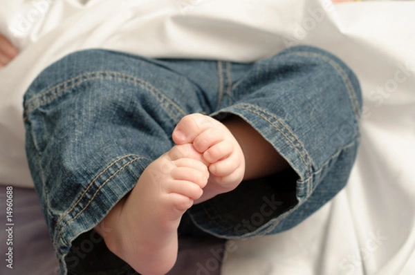 Obraz Bebe jugando con los pies