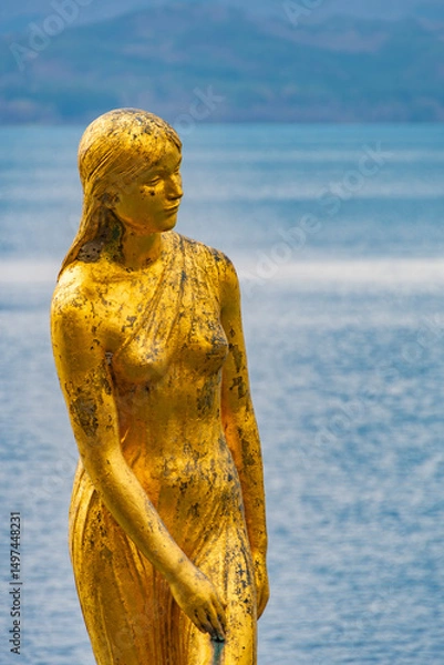 Obraz 日本一深い湖、田沢湖のたつこ像。日本、秋田