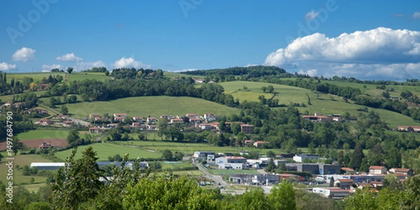 Obraz Panorama sur un village et une zone industrielle ou commerciale des Monts du Lyonnais
