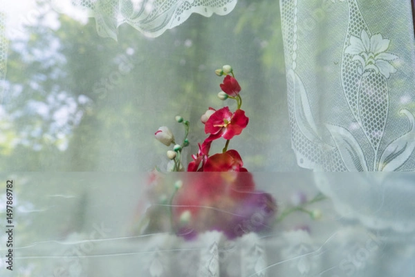 Fototapeta Eine künstliche Phalaenopsis-Orchidee in einem Fenster in Wuppertal, Deutschland