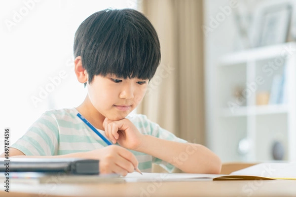 Obraz リビングで勉強する男の子