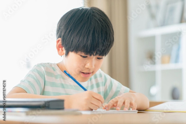 Obraz リビングで勉強する男の子