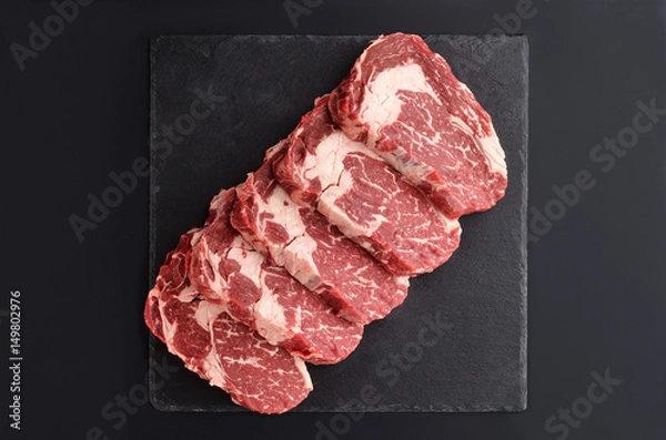 Obraz Świeże surowe steki wołowe prime czarne Angus na kamiennym talerzu