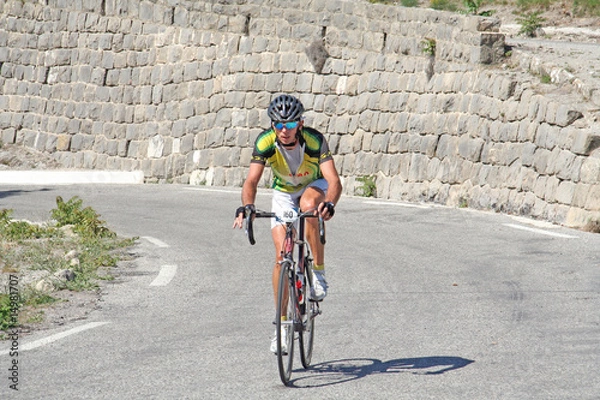 Fototapeta Cycliste montant un col