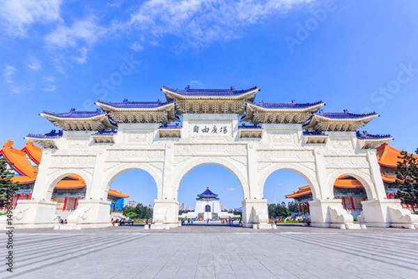 Fototapeta Archway of Chiang Kai Shek Memorial Hall, Tapiei, Tajwan. Znaczenie chińskiego tekstu na łuku to „Liberty Square”.
