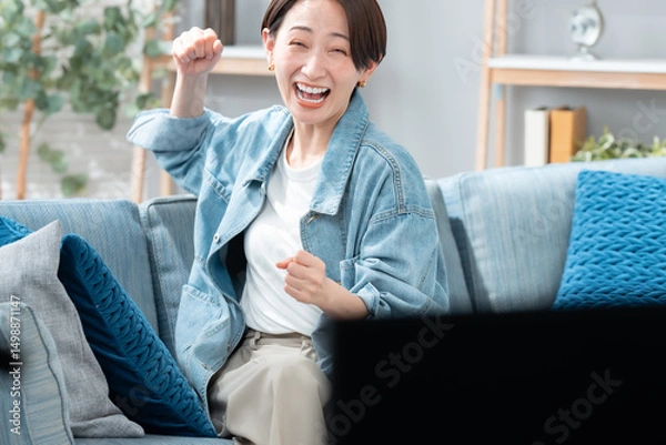 Obraz テレビを見る女性