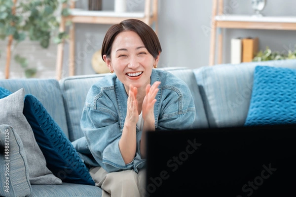 Obraz テレビを見る女性