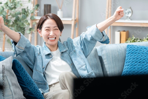 Obraz テレビを見る女性