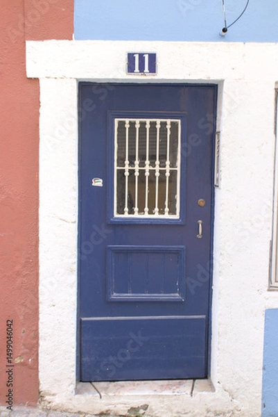 Fototapeta Portas de entrada de edifícios de Lisboa antigos e tradicionais