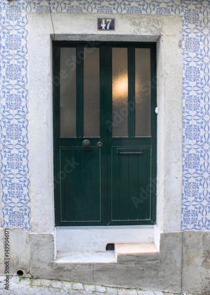 Fototapeta Portas de entrada de edifícios de Lisboa antigos e tradicionais