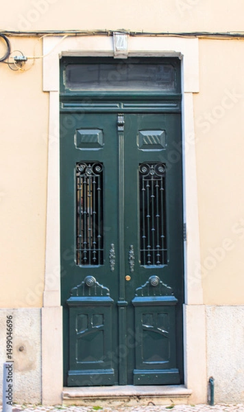 Fototapeta Portas de entrada de edifícios de Lisboa antigos e tradicionais