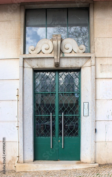 Fototapeta Portas de entrada de edifícios de Lisboa antigos e tradicionais