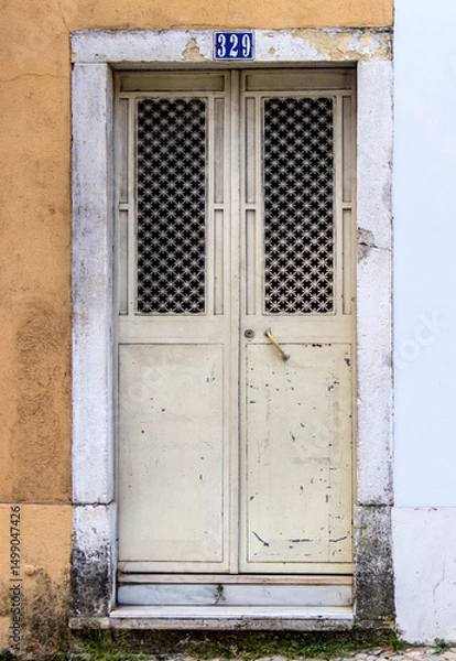Fototapeta Portas de entrada de edifícios de Lisboa antigos e tradicionais