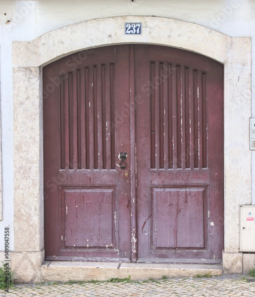 Fototapeta Portas de entrada de edifícios de Lisboa antigos e tradicionais