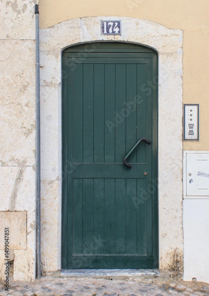 Fototapeta Portas de entrada de edifícios de Lisboa antigos e tradicionais