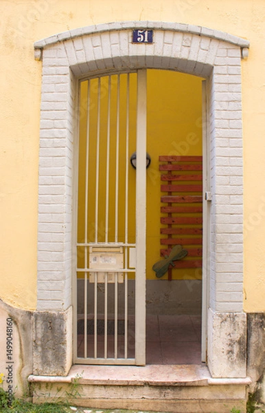 Fototapeta Portas de entrada de edifícios de Lisboa antigos e tradicionais