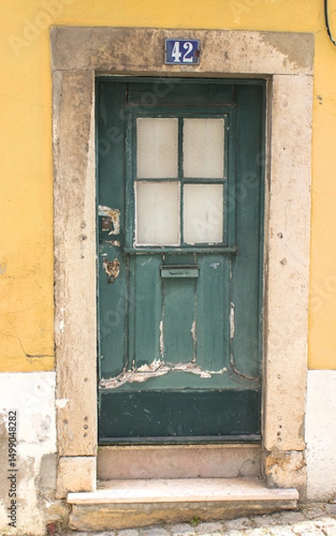 Fototapeta Portas de entrada de edifícios de Lisboa antigos e tradicionais
