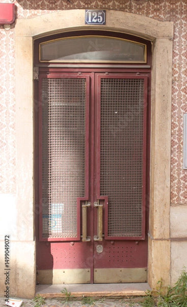 Fototapeta Portas de entrada de edifícios de Lisboa antigos e tradicionais