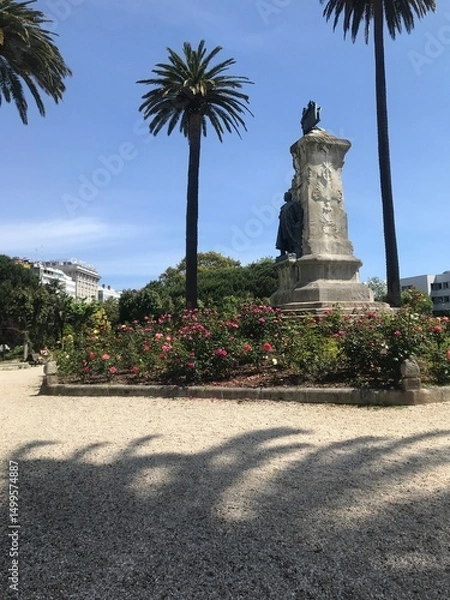 Obraz statue in park with roses