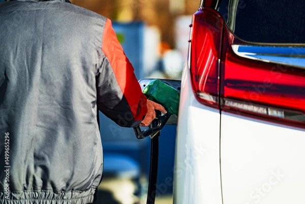 Fototapeta フルサービス の ガソリンスタンド で ガソリン を 給油 する 【 原油 高騰 の イメージ 】
