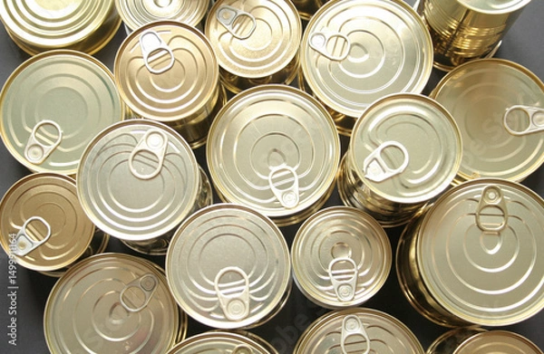Fototapeta Viele Konservendosen in verschiedenen Größen von oben