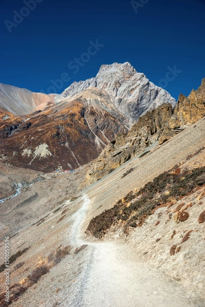 Obraz A new wide trekking route to Tilicho base camp in sunny autumn day. Annapurna circuit trekking, Himalaya mountains, Nepal.