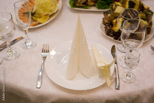 Fototapeta Plate at the wedding table,Wedding table settings.Wedding table that decorated with flower arrangements,Wedding. Banquet.Wedding flower composition for guests tables