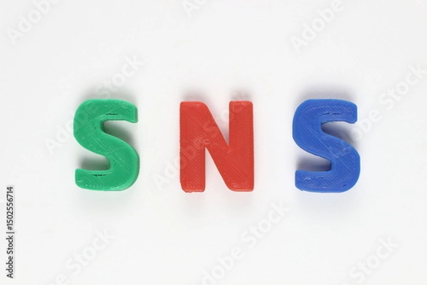 Fototapeta 白い背景に映えるSNSの文字：デジタル交流の象徴