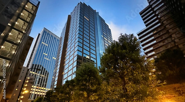 Obraz 都会のオフィスビルとマンションと空、夕暮れ