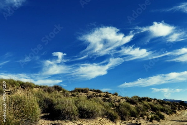 Obraz Colline, ciel bleu nuageux.