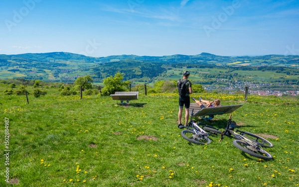 Obraz Radfahrer machen Pause auf dem Gipfel des Buchschirms in der Rhön
