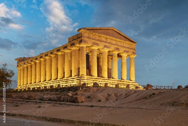Fototapeta Temple of Concordia in Agrigento, Sicily, Italy at twilight.